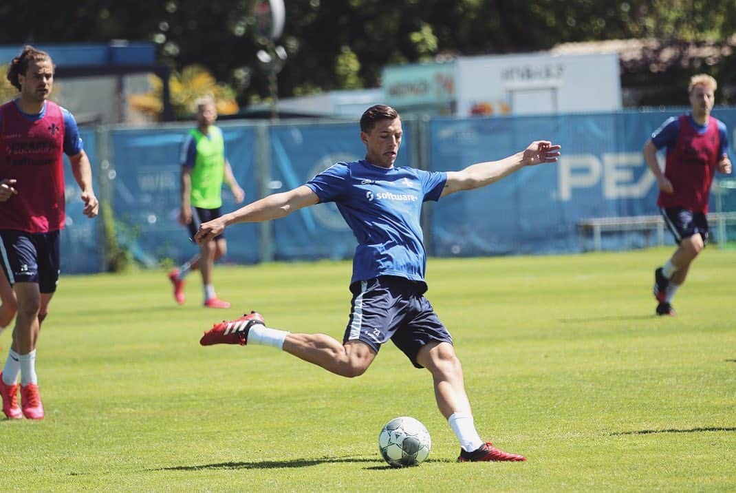 ニコライ・ラップのインスタグラム：「Back! ⚽️ @svdarmstadt1898」