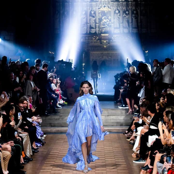 ジュリアンマクドナルドのインスタグラム：「The fierce @amberwitcomb glided down the #JULIENXGABRIELA  runway in a multi-layered marble printed silk chiffon with Diamond Dust dyed high-gloss metallic @lucychoilondon cuff sandals.  Styling: @karlplewka Hair: @kenpaves Makeup: @wendyrowe Casting: @mrsvoguester Shoes: @lucychoilondon Nails: @mariannewman Production: @mybeautifulcity Music: @djsmokinjo #LFW #LFWSS20 #ss20 #JULIENMACDONALD #GLAMAZONIA #JulienXGabriela」