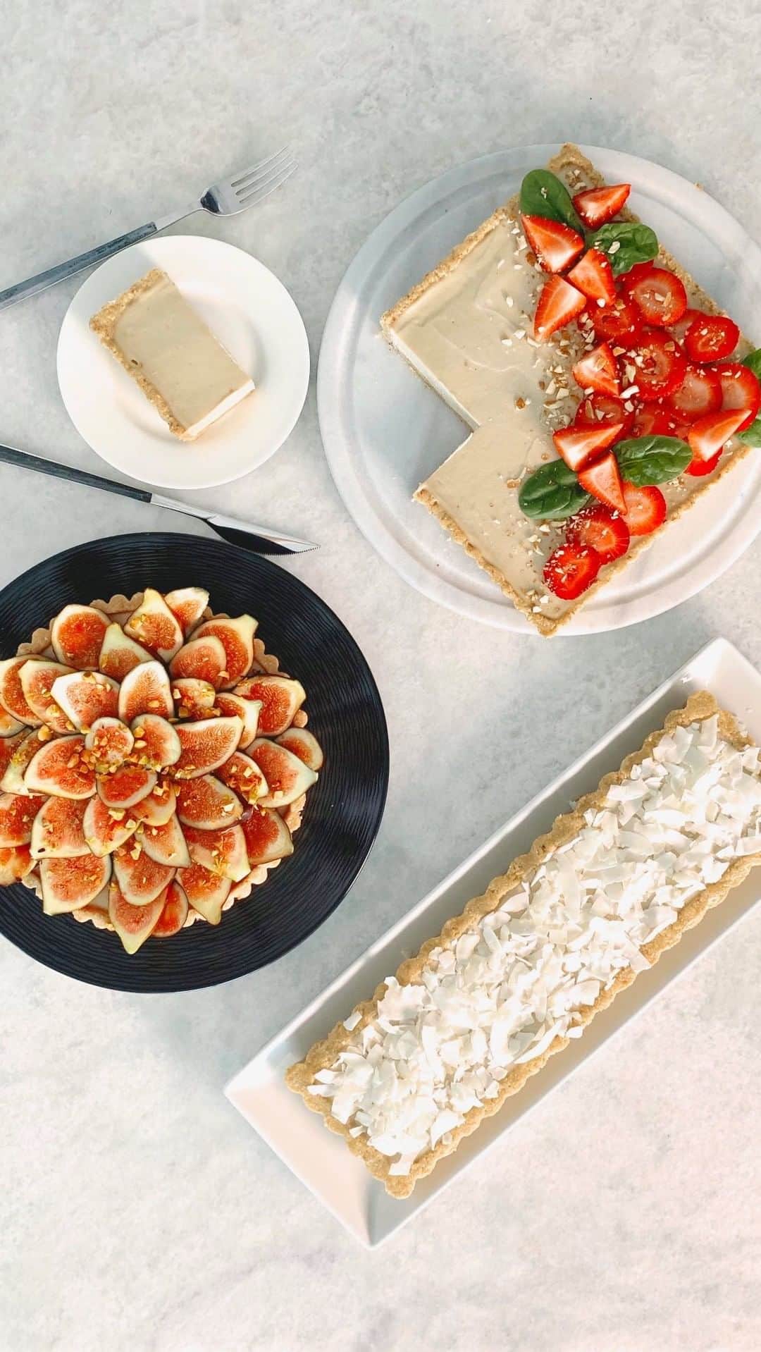 ヴィタ・シドルキナのインスタグラム：「Quick and easy recipe💛 6inch cake  For Crust: •Cashew dry - 3/4 cups. •Medjool dates-  5-6 •Coconut oil- 1tbsp •Vanilla extract - 0.5 tsp •Pinch of salt  For Filling: •Cashew soaked overnight- 230gr •Plant based milk- 1/4 cups •Maple Syrup - 1/4 cups •Coconut Oil - 1/4 cups •Lemon juice- 2tbsp •Vanilla extract- 2tbsp •Salt - 0.5tsp」