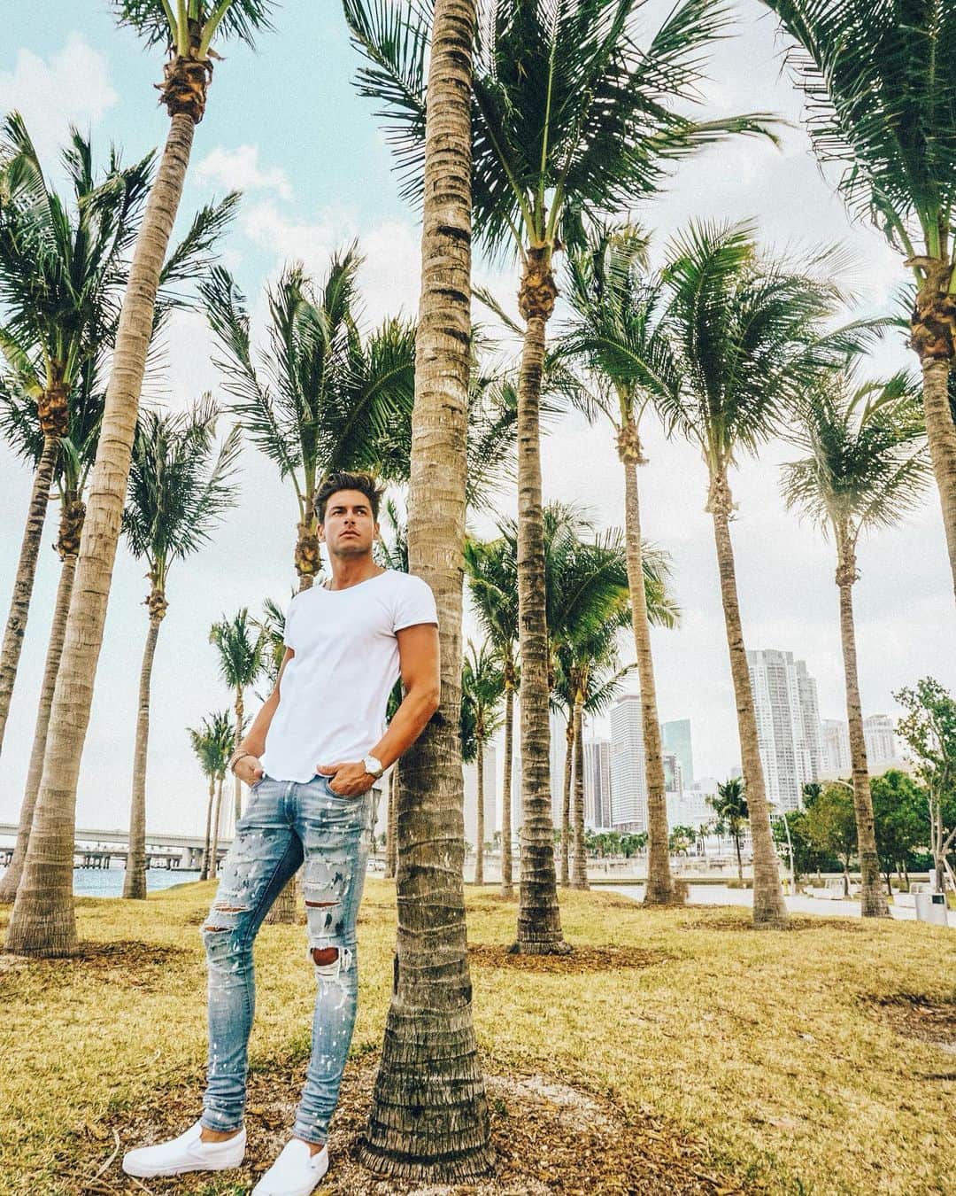 アンドレア・デンバーのインスタグラム：「Quarantine daydreaming..Where’s the first place you want to go after quarantine ? 🏝🏔🏙 Sogni ad occhi aperti in quarantena. Per un momento mi sono immaginato di essere in questo bel parco, accarezzato dalla brezza dell’oceano e finalmente libero. E voi dove sognate di sentirvi per un momento liberi? 🏝🏔🏙#everythingwillbealright #fuckcovid19」