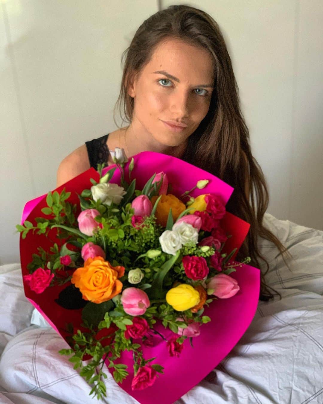 Karolina Bojarさんのインスタグラム写真 - (Karolina BojarInstagram)「I woke up like this 🌹♥️ • #loveisintheair #bestfianceever #flowers #flowerlover #morning #morningvibes #natural #happygirl」5月8日 2時32分 - bojarmeow