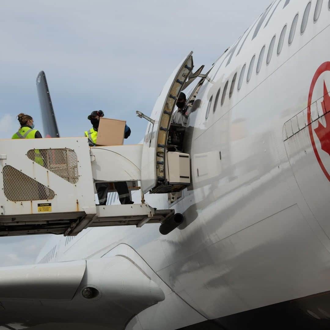 AIR CANADAさんのインスタグラム写真 - (AIR CANADAInstagram)「As we keep flying during this time, we are reconfiguring more of our passenger aircraft to help carry PPE and other essentials to Canada thanks to our Cargo team. After our Boeing 777s, here’s the first converted Airbus A330, operating a Tel-Aviv–Montreal flight. #FlyTheFlag . . Nous continuons à voyager et reconfigurons plus d’avions pour transporter de l’équipement de protection et des biens essentiels au Canada grâce à Air Canada Cargo. Après les 777 de Boeing, voici le premier A330 d’Airbus converti, assurant un vol Tel-Aviv–Montréal. #HautLeDrapeau」5月8日 3時00分 - aircanada
