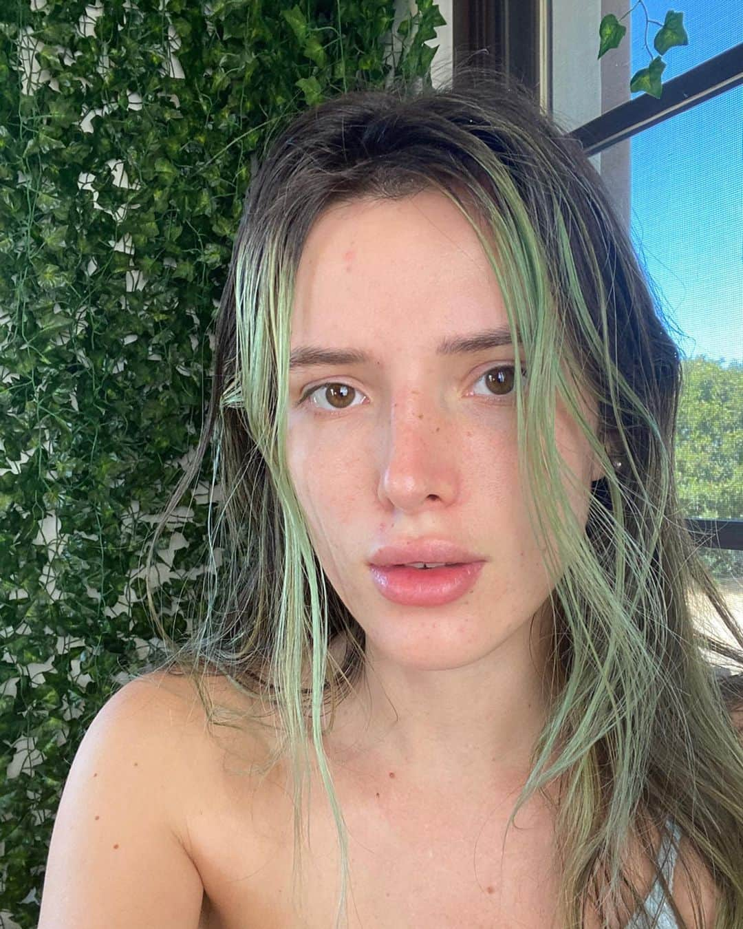 ベラ・ゾーンさんのインスタグラム写真 - (ベラ・ゾーンInstagram)「Swipe for a before 🏃🏻‍♀️🏃🏻‍♀️No makeup Goodmorning I’m so proud of my skin and how far we have come 😍」5月8日 3時10分 - bellathorne