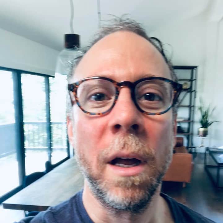 ケヴィン・サスマンのインスタグラム：「Reading to your kids for free! Every Thursday at 1pm Pacific time. Get your zoom login at afterschoolvillage.com」