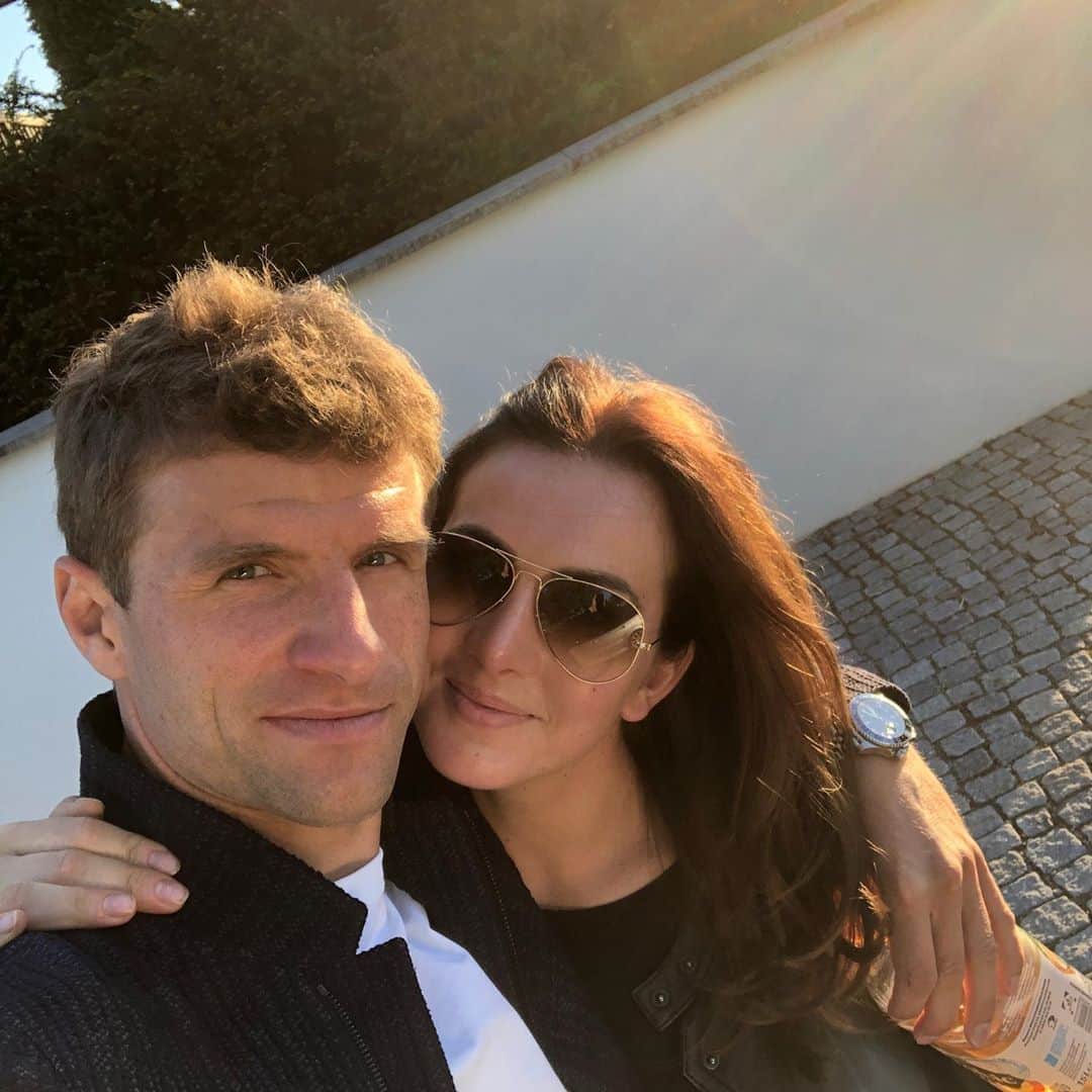 トーマス・ミュラーのインスタグラム：「Couple sundowner 😍before our @bundesliga_en quarantine week #together #nicegermanweather #family #staypositive #packmaswieder #esgehtwiederaufwärts」