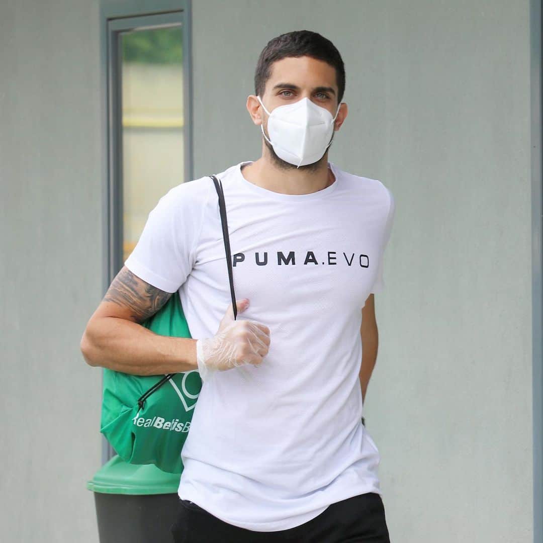 マルク・バルトラのインスタグラム：「En su día pensé que si poco a poco volvía la normalidad en nuestro día a día, el fútbol volvería. Y esa sería una buena señal de que la gran mayoría de personas estaríamos cumpliendo de buena manera. Como lo están haciendo los profesionales de la Sanidad, los auténticos héroes de esta historia. Y como también lo están haciendo las personas que han seguido trabajando para que tengamos todos la mejor cuarentena posible y toda la población confinada durante tantas semanas solidarizándose y respetando las medidas. Sigamos, que seguro que entre todos lo conseguiremos.  Agradecido a todos e ilusionado de pensar que queda menos para volver a hacer lo que más me apasiona. Al mismo tiempo, ojalá que por momentos podamos hacer olvidar a muchísima gente la delicada situación que nos esta tocando vivir. GRACIAS! #LoEstamosConsiguiendo #MushoBetis 💚」
