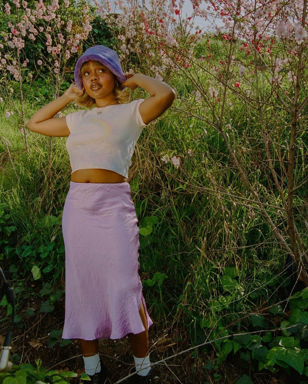 UNIFのインスタグラム：「ʚ˚̣̣̣͙ɞ . ⋅ ˚̣ ⅅot midi skirt + ℛainbow tie dye baby tee ⵈ ʚ˚̣̣̣͙ɞ on @amindi」