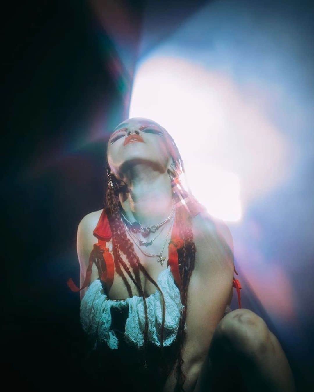 FKAツイッグスのインスタグラム：「today marks the year anniversary of the beloved magdalene show. it was one of the greatest achievements of my creative life and am so grateful to everybody who was involved for helping me and supporting me in making my dreams come true. thank you thank you thank you  i don’t think i will ever perform magdalene again so i just wanted to say how grateful i am for all of you who were able to come and share the experience with me, it was truly magical.  love twigs x  @matthew_josephs @edmarler @theo.adams @theo__tj__lowe @tovariswilson @daniel_s_makeup @cy.an @lj________ @lucindachua @_justandrew @ltnya @vee_jaay @frankiefreeman_ @adamraecreation @cteagz @tobiasrylander @jordanhuntmusic @domkelley @drewdawes @heberling @rowtheboatbitch @toursound @koreless @garycard」