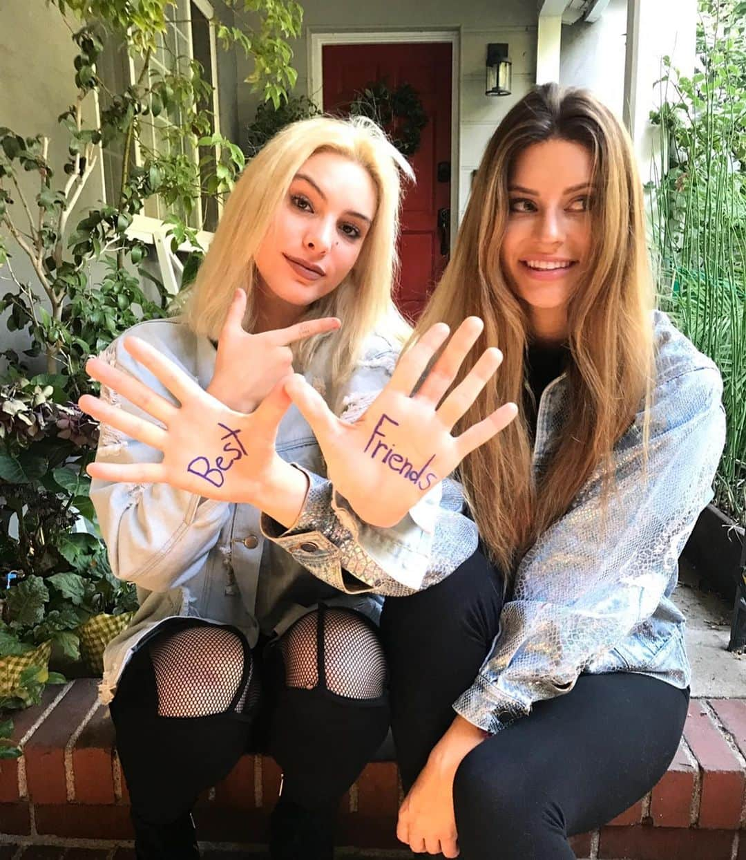 Leleponsさんのインスタグラム写真 - (LeleponsInstagram)「Stupid Covid making me miss my bestie 😩😩😩😩 (tag yours)」5月8日 3時31分 - lelepons