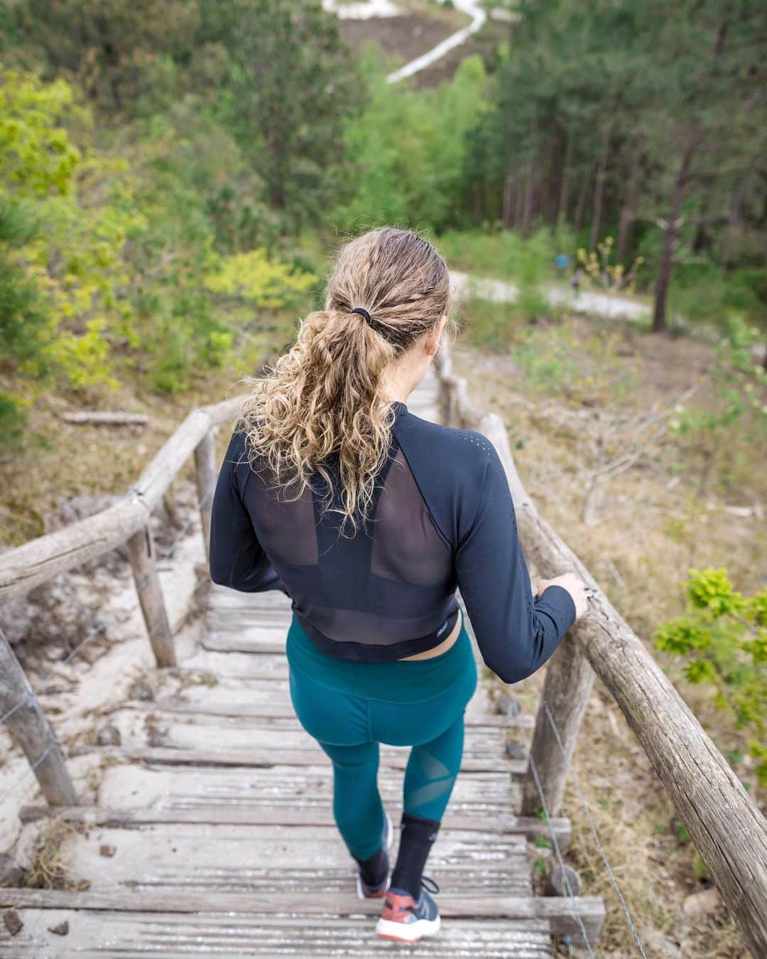 ラウラ・デ・ウィットのインスタグラム：「Tomorrow we have a team challenge: time trial on these stairs 🔥 It’s nice to have challenges in this period without upcoming races 🥺」