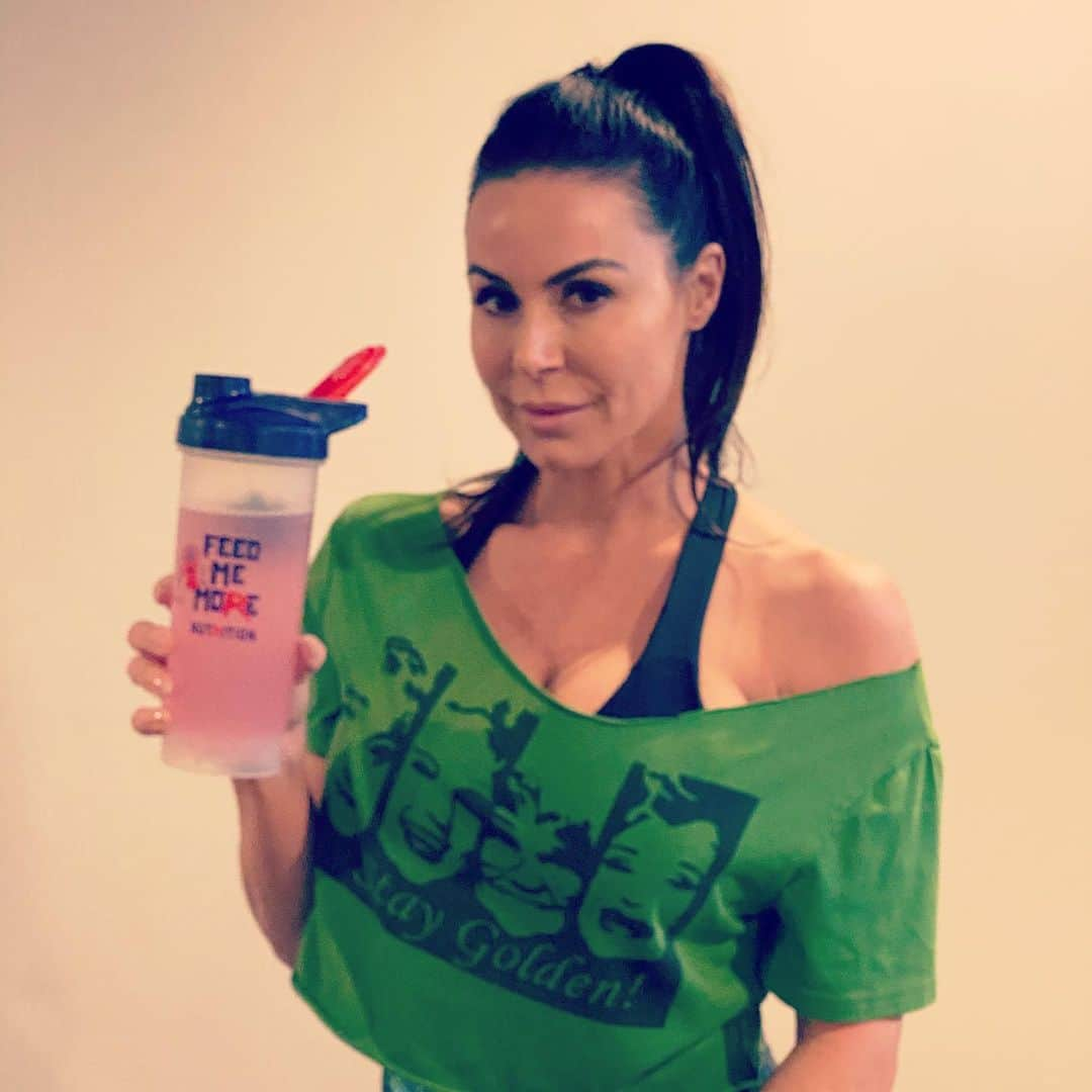 Kendra Lustさんのインスタグラム写真 - (Kendra LustInstagram)「#thirstythursday thank you @thebigguyryback22 & @feedmemorenutrition for the supplements love the #bcaas taste great great. good for your skin #electrolytes #workoutmotivation」5月8日 3時35分 - kendralust