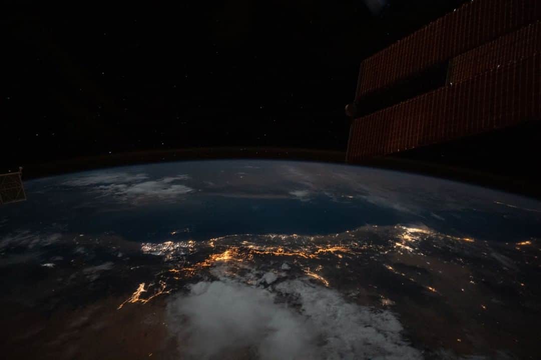 国際宇宙ステーションさんのインスタグラム写真 - (国際宇宙ステーションInstagram)「The moonlit hues of Earth's terrain and seas glow dimly as city lights sparkle on the Red Sea and Persian Gulf coasts.」5月8日 9時01分 - iss