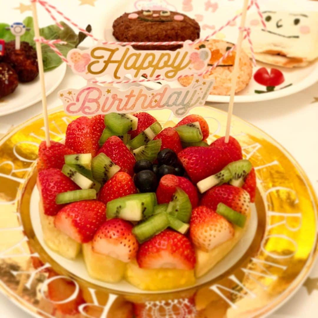 小出由華のインスタグラム：「フルーツケーキ🍓🍍🥝 ・ ・ ・ #誕生日料理 #フルーツケーキ#3さい#fruits#cake#kage#birthday #fødselsdag #japan#frugt」