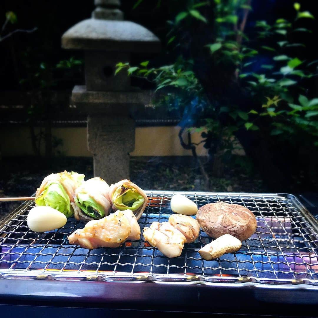 川崎麻世さんのインスタグラム写真 - (川崎麻世Instagram)「新しく購入した焼鳥焼き機で、庭でミニバーベキューを楽しんだ😊 部屋の中では煙モクモク大雨雷の中、窓全開だったけど庭なら気にせず美味かった👍 いろんな塩や麻辣ペッパー等を使うとかなり美味い‼️ 塩はトリュフ塩とか金目鯛入りだし塩がいいよ🧂  #BBQ #庭でバーベキュー #焼鳥 #焼鳥焼き機 #川﨑麻世 #川崎麻世 #トリュフ塩」5月8日 9時03分 - mayokawasaki