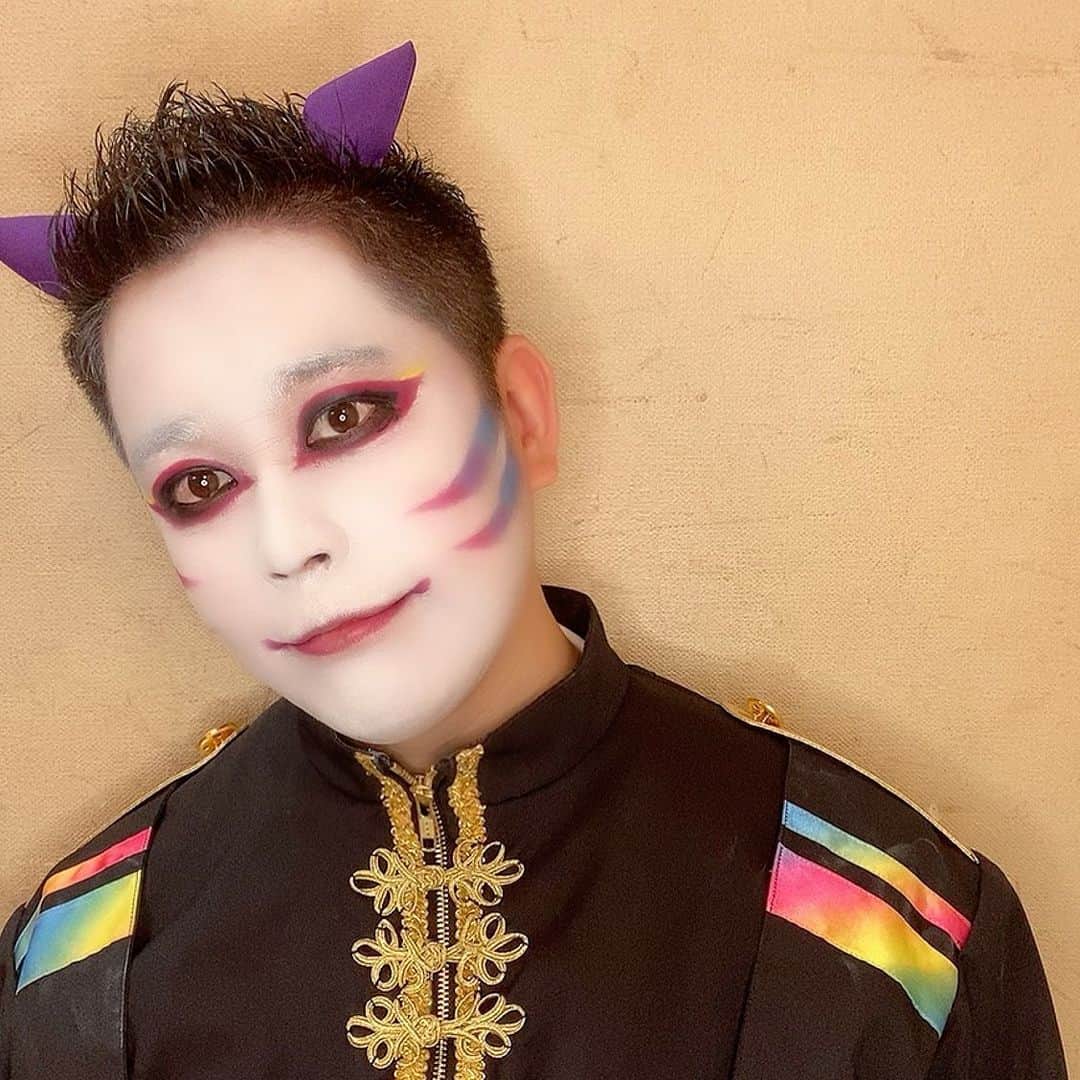 たっしーのインスタグラム：「無観客トークライブありがと😁 今日のメイクはいつもと違うんだよ🌈 ＊ #モノクローン #虹色担当 #たっしー #アイドル」