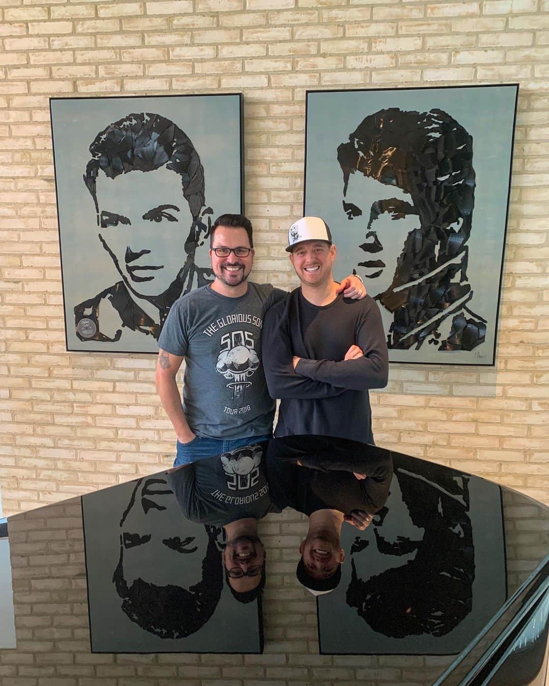 のインスタグラム：「I’ve been getting a ton of messages asking about the artwork featured on Celebrity IOU. The artist just happens to be my sexy brother-in-law @robubels! RobUbels.com」