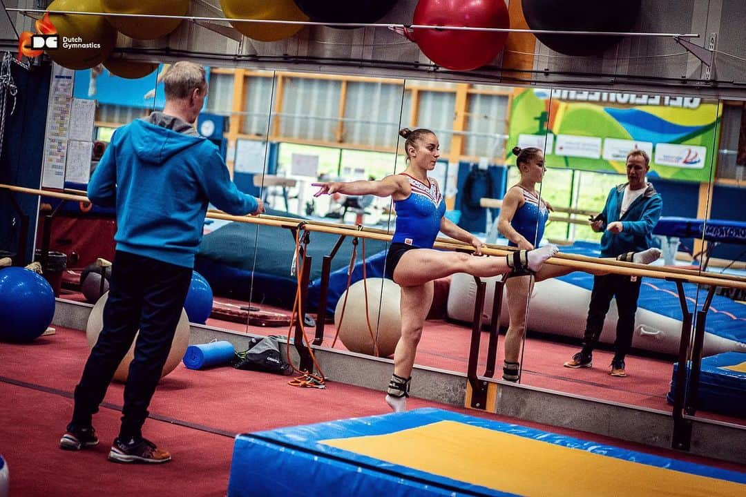 ヴェラ・ファン・ポールさんのインスタグラム写真 - (ヴェラ・ファン・ポールInstagram)「~ Happy to be allowed to do gymnastics again 🤸🏼‍♀️🙃 ~」5月8日 4時02分 - veravanpol