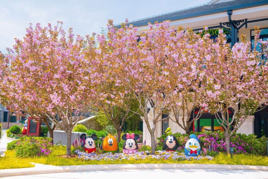 Disneyさんのインスタグラム写真 - (DisneyInstagram)「"The wonders of nature are endless" - Walt Disney 🌻 The start of May means vibrant colors of spring take center stage at Disney Parks and destinations around the world! Take a look at the link in bio. #DisneyMagicMoments」5月8日 4時01分 - disney
