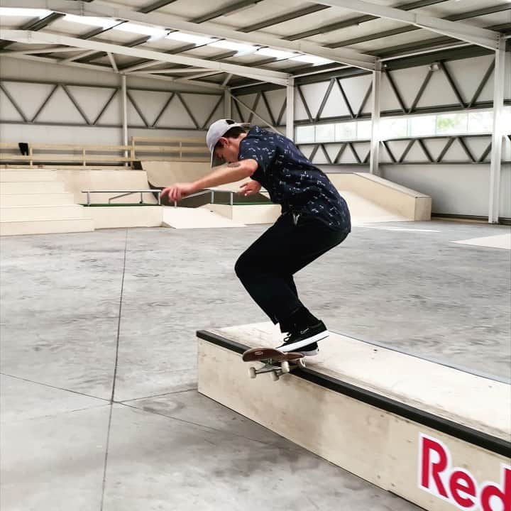 グスタボ・リベイロのインスタグラム：「Idk how to start ... first wanna thank @redbullpor @redbullskate to give me the opportunity to have my own skatepark !! I remember when I was young always dreamt one day got a skatepark and the day is finally here !! Thank you skateboarding ! 🙏🏼❤️」