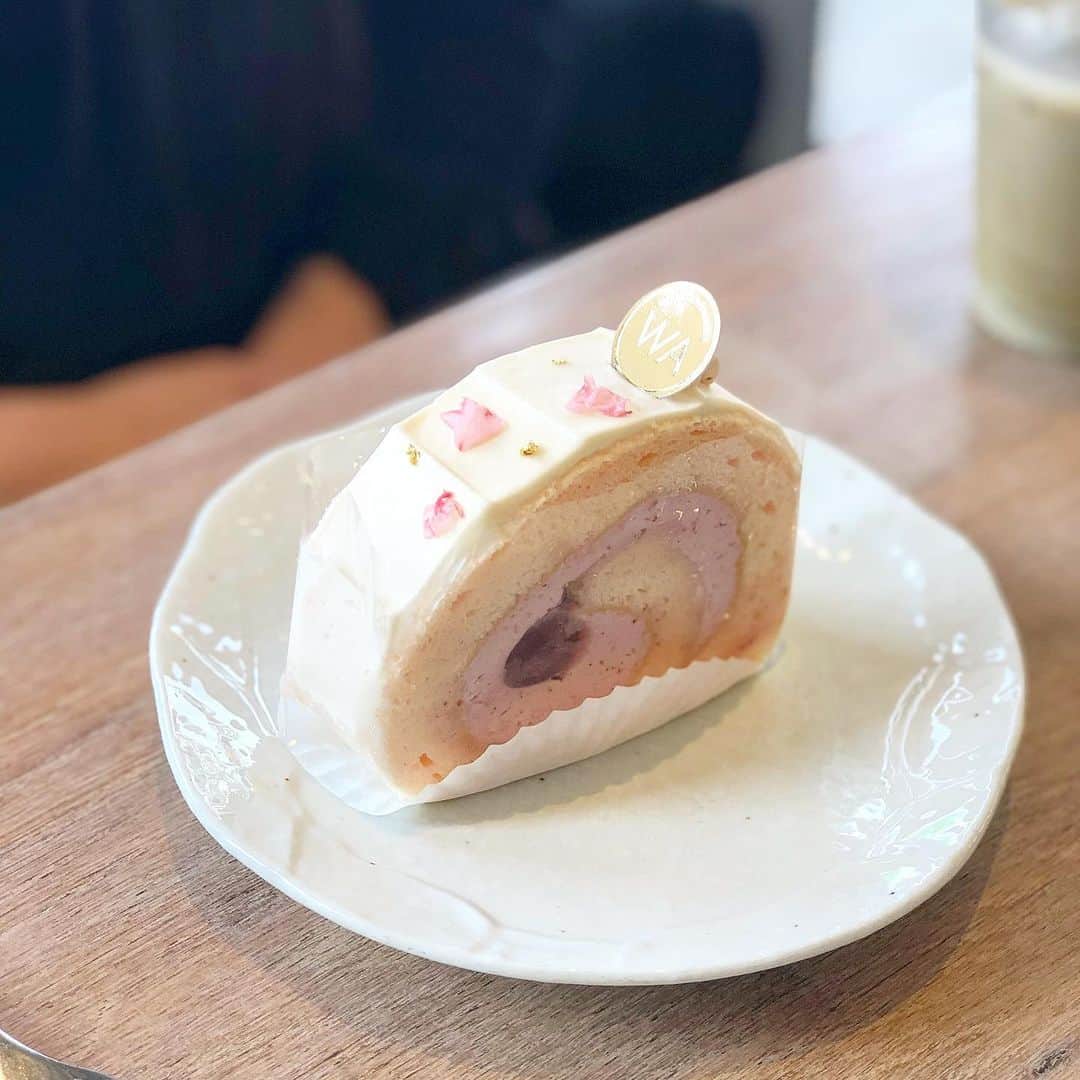 Eat With Steph & Coのインスタグラム：「Sakura roll cake @wacafelondon, cakes available to order on @deliveroo  through @hare_tortoise 🥰 #cakes #dessert #cafes #foodstagram #foodie 📷: @mchan4b」