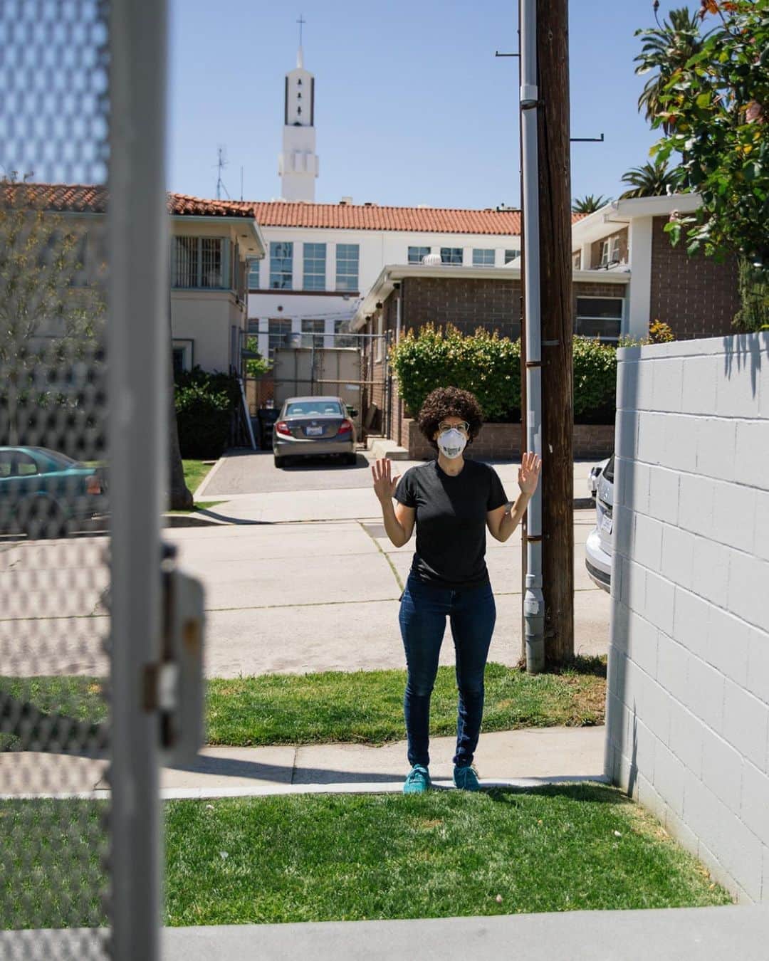 ローレン·ランドルフのインスタグラム：「Socially-distant, best friend food deliveries. 💞  Los Angeles has been hit the hardest in California, and with soo much still unknown about this virus, I’m very thankful all of my friends are taking the health of themselves and those around them seriously.」
