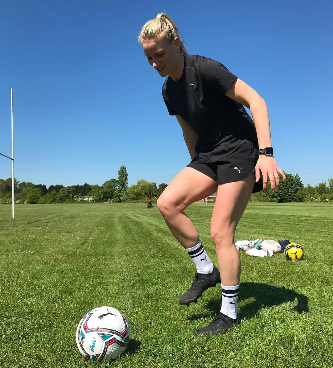 ジェンマ・ボナーのインスタグラム：「Ticking over ⏳ @pumafootball 👀👣」