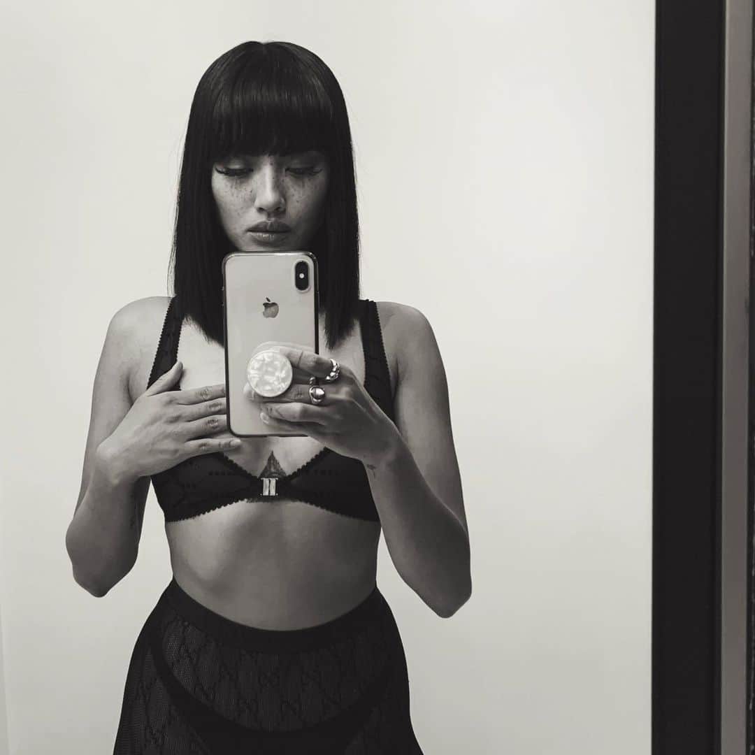エマリン・エストラーダのインスタグラム：「@savagexfenty or @gucci ? 🙃」