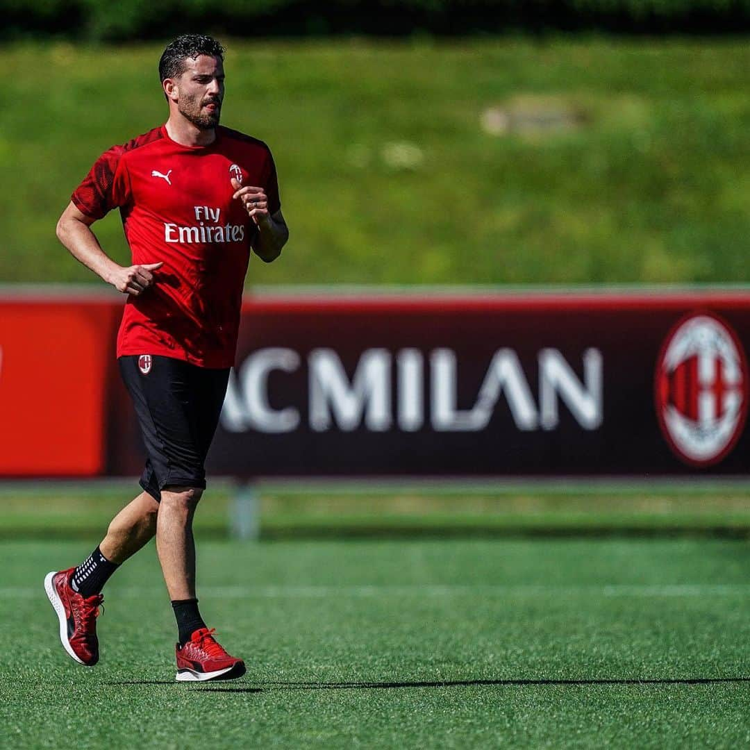 マテオ・ムサッキオのインスタグラム：「Restart 🔴⚫️ #milanello @acmilan」