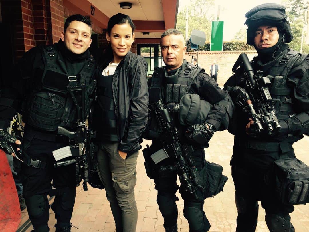 ダナイ・ガルシアさんのインスタグラム写真 - (ダナイ・ガルシアInstagram)「Taraaaaaa!!!!! Behind the scenes pictures of my movie “Sniper 7 Ultimate Kill” that is playing now on @netflix 🔥🔥🔥 I’ve been getting so much love from you guys. I honestly had the best time working in Bogota, Colombia. We certainly had the best cast & crew!!! Sending love to each one of you. 💕💕💕 @collinschadm @billyzane @carl.goldstein @davidzelon #claudiofaeh  #thisishappening #movies #sony #gracias #colombia #bogota stay home #cast #crew #fans #amor #queen  Never forget the magic 👑」5月8日 4時37分 - danaygarcia1