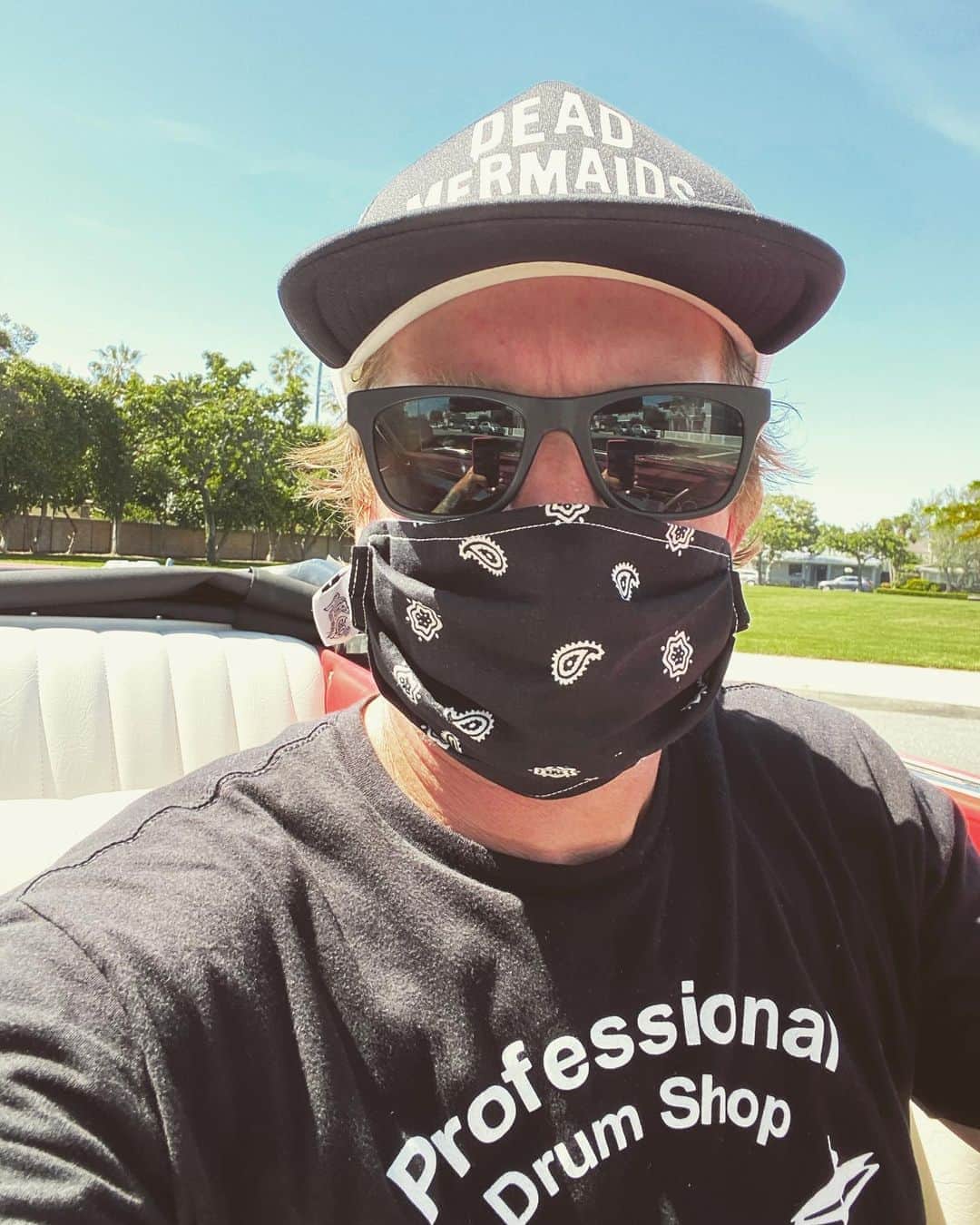 トレ・クールのインスタグラム：「@rootseq is making these sweet face masks. They don’t fog up even with shades on!! Proceeds going to a great cause - @musicares  Plus, they are made out of excess fabric from their legendary drum dampeners.」