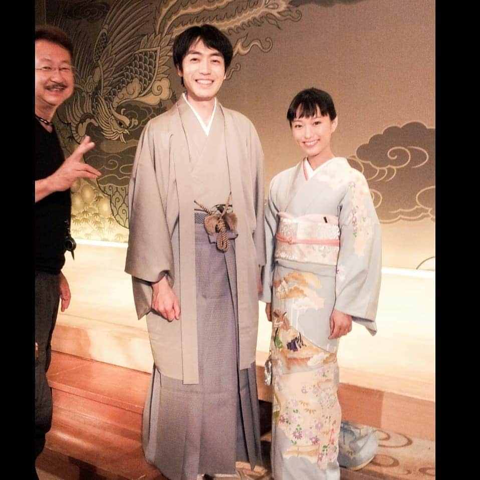 鈴木みほのインスタグラム：「"Kimono Coordinate challenge" which I accepted from Yukari Komatsu, an actress friend in Vancouver, who I just watched on Altered Carbon on Netflix 🤩  All Japanese people were wearing kimono everyday till around 100 years ago and almost no one is wearing daily now except for special occasions, it's surprisingly quick and a little sad.  1. Backstage of film "Summer leaf drop" 2. Little me and sis at my grandparents garden 3. Cannes international series festival 4. Photo by @empiggford 5. Parade dance team in Vancouver 6. Photo by @brisbrain 7. Tsutau project parade dance team in Tokyo 8. Tsutau project parade dance team in Tokyo 9. Tsutau project with Pē & Pāko 10. Halloween costume  I just realized that I've been in so many parades. 😂😂😂 "着物コーディネートバトン"をバンクーバーの女優友の @yukarikomatsuactor さんからいただきました！ちょうどネットフリックスのオルタードカーボンでゆかりさんをみつけて興奮したところに🤩  着物を毎日着るのがあたりまえだった時代から"ほぼ着ない"になってしまうまで、考えてみると変化はものすごく速く、そしてちょっと寂しい。考えてみれば、どこまで他の国の伝統衣装の名称が言えるだろうか。世界でkimonoが認識されていることはすごいことに思う。👘 こちらのみなさまにバトンをだめもとで渡します、もしよかったらお時間あるときに回してください💗  日本人だよね？@dawnee とにかく美女優  @miho_ho 着物似合う勝手な妄想  @kinuyonogami  三味線和服美女優 @maya_asaba ドラマのポスターでも和服が素敵 @yukimorita555  #kimono #baton #film #parade #nikkei #canada #akabane #vancouver #canadadayparade #着物 #バトン #林家夫妻 #パレードづくし #赤羽 #バンクーバー #カナダ」