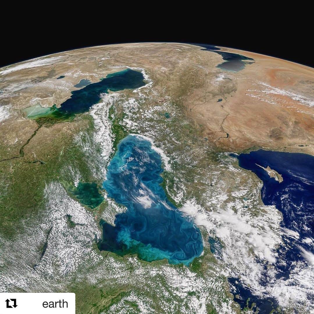 ラフィーニャさんのインスタグラム写真 - (ラフィーニャInstagram)「It’s been some days also thinking about the Earth and its improvement this couple of weeks due to the covid-19. The Earth is also breathing... #Repost @earth ・・・ Happy 50th Earth Day! During this pandemic, the world has been put on hold. And while economies are crashing, Earth is thriving.  Los Angeles is recording the cleanest air it has seen in 40 years. Carbon monoxide emissions are down 50% in New York. The canals of Venice are crystal clear and jellyfish have been spotted swimming in them. The skies of Delhi, a city normally swallowed by thick fumes and industrial exhaust, are blue during the day, and shine bright with stars at night. In Nairobi, Mount Kenya can now suddenly be seen towering 85 miles away.  The global shutdown has given us a glimpse at a greener, cleaner future for our planet. While air quality will likely decrease once we return to normal life, these changes could encourage environmental regulations and policies that could lead to cleaner air in the long term.  We need to recreate our society in a way that dramatically reduces emissions, and rebuild a world that is much more sustainable. Milan is transforming 35km of its roads to cut air pollution and congestion. Paris is spending €300 million on 650km of bike paths designed for post-pandemic life. We have to reimagine cities. This is a once-in-a-lifetime chance to reimagine. - "If you were reminded that the sky in your town is blue when it's always gray, maybe after this is over, we can all pledge to keep the sky blue". - Let today be our wake-up call for a better, healthier Earth.」5月8日 5時03分 - rafalcantara