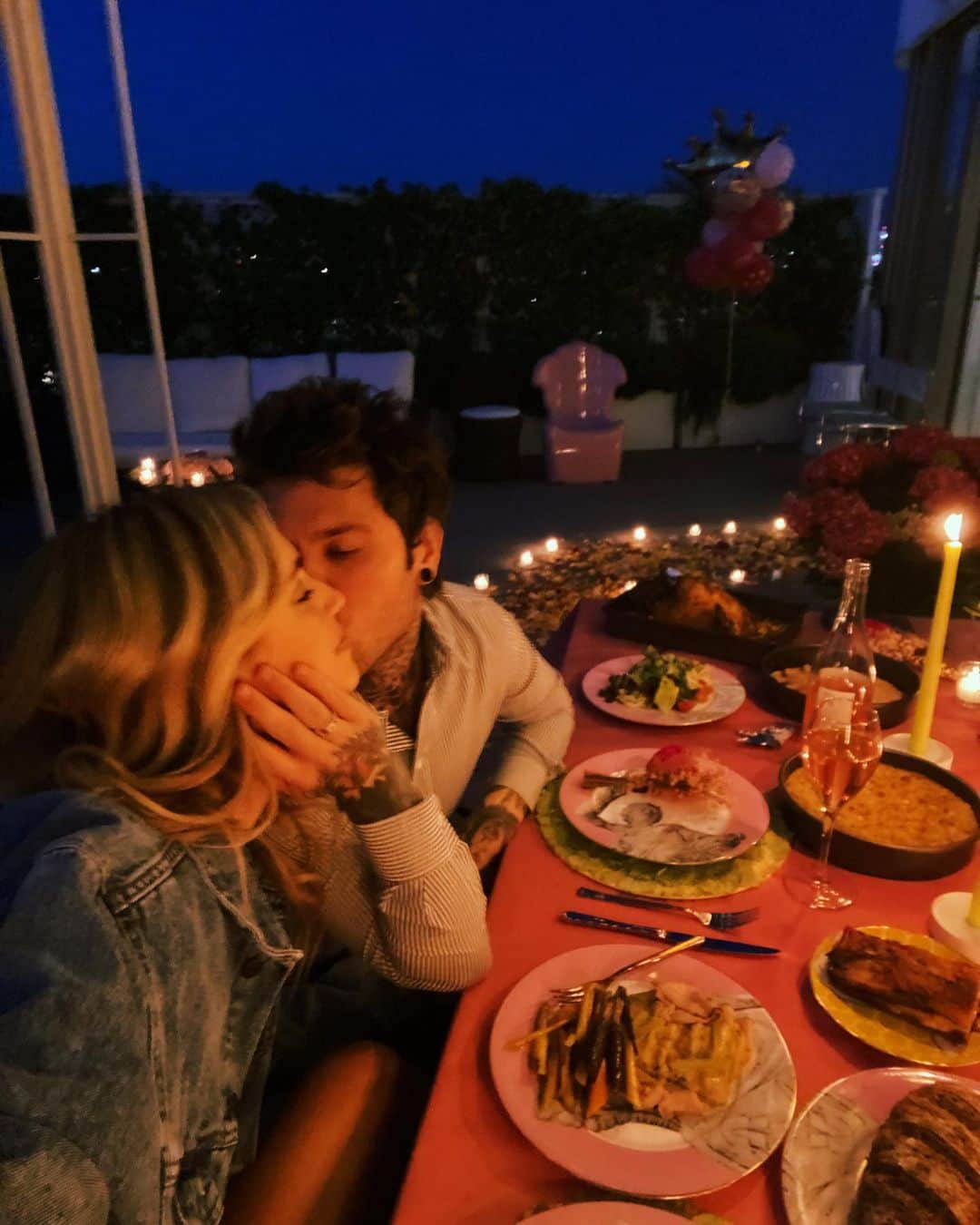 キアラ・フェラーニさんのインスタグラム写真 - (キアラ・フェラーニInstagram)「Hubby organized the most romantic dinner @fedez ❤️ What a birthday 🎂」5月8日 5時03分 - chiaraferragni