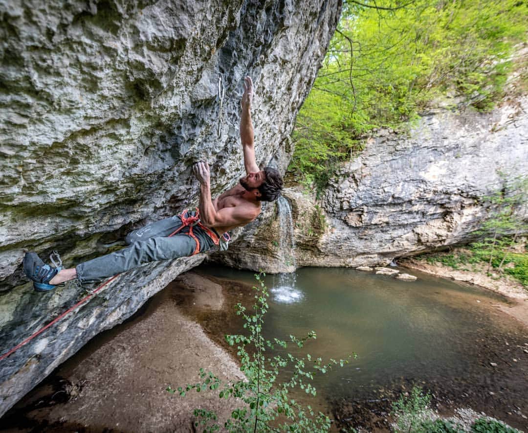 イェルネイ・クルーダーのインスタグラム：「Projects are falling down. This time: "Peščena ura" ⏳ 9a, First Ascent  Here's also my complete tick list from past days: - 7c Sreča na vrvici, Planjava 300 meters, - 7c+ Biokill, Bohinjska Bela, - 8a Karantena ilegal, Golobove pecine, - 8a Jera je bunka, Janez jo tunka, Bitnje, - 8a Ekosistem, Bohinjska Bela, - 8a+ Space man, Sivnica, - 8a+ FB Familija, Zalog, - 8b Pr pizd urezan, Golobove pecine, - 8b After eight, Golobove pecine, - 8b Na klancu, Golobove pecine, - 8b+ Dreku focn, Golobove pecine, - 8b+ Zlati rez, Golobove pecine, - 8c Rigor mortis, Bitnje second GO, - 8c+ Privid, Bohinjska Bela, - 9a Peščena ura, Sopota. ___ Most of these routes got FA from me 😁. Specifically this route is something special. I bolted this line years ago and there was no chance I could do the starting crux. That's why I rebolted the line few years ago and In time was born. Original line was still waiting for FA, until last year I finally unlocked the starting boulder problem. The current situation put me into this home-crag game and I finally realized my dreams. A couple I met today at the crag said, that today energies are right and that I should send my project 😁. That's exactly what happened 🤞🏻💪🏻. ____________________ 📸: @martin_z_orko ____________________ @scarpaspa @ocun.climbing @vibram @snowmonkey」