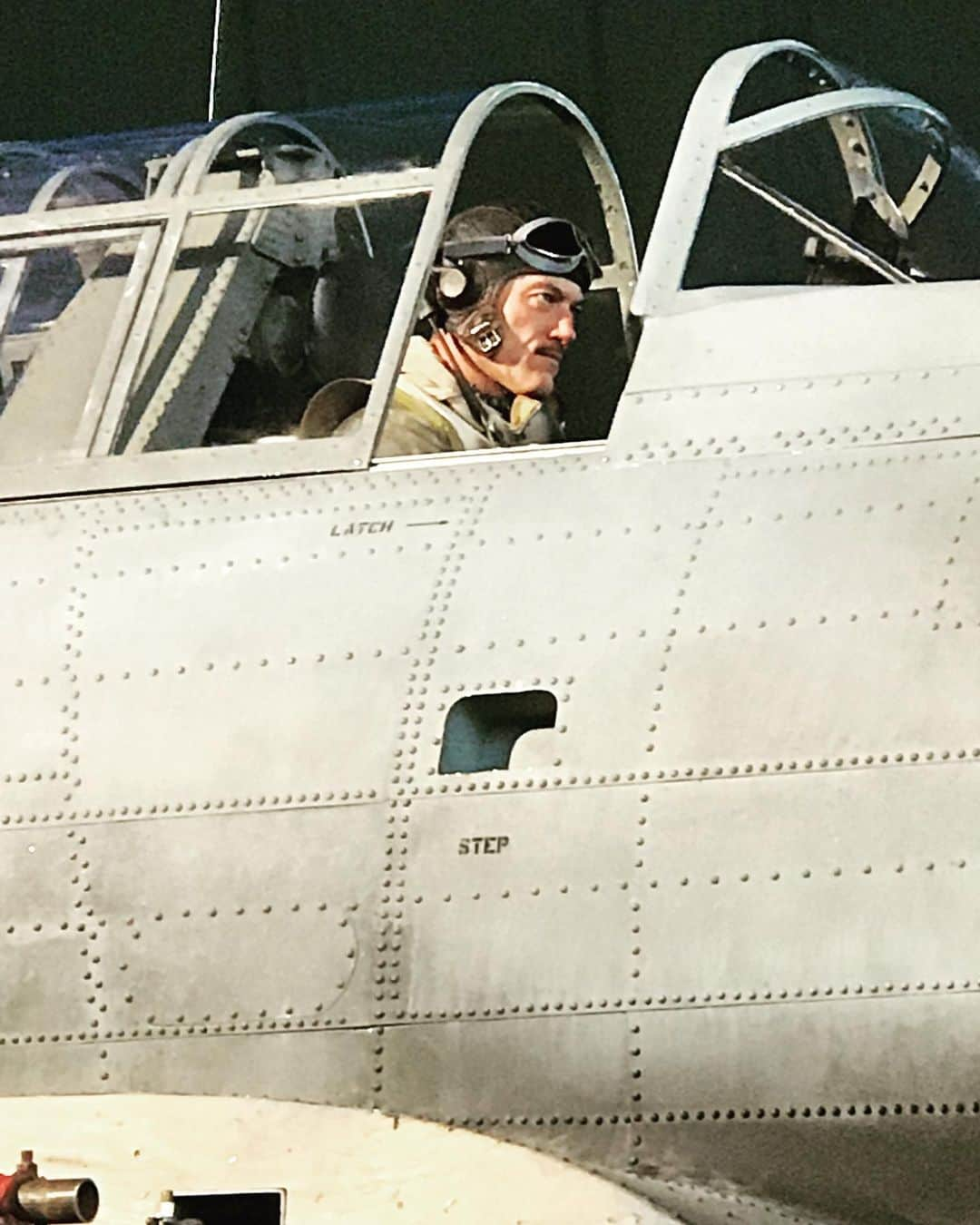 ルーク・エヴァンズさんのインスタグラム写真 - (ルーク・エヴァンズInstagram)「#tbt to me learning how to dive bomb in a plane with no wings on the movie @midwaymovie so enjoyed that role of #wademcclusky」5月8日 5時17分 - thereallukeevans