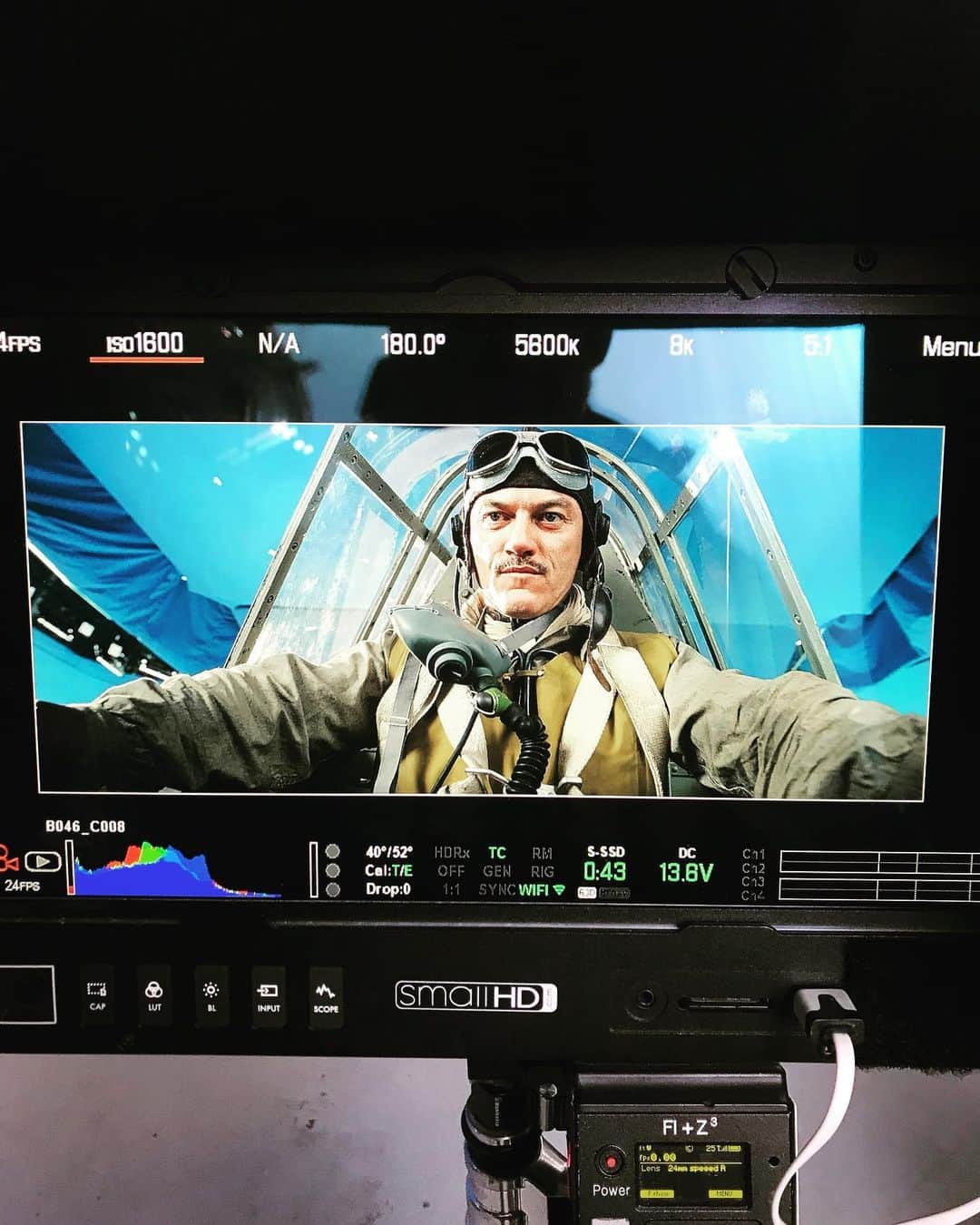 ルーク・エヴァンズさんのインスタグラム写真 - (ルーク・エヴァンズInstagram)「#tbt to me learning how to dive bomb in a plane with no wings on the movie @midwaymovie so enjoyed that role of #wademcclusky」5月8日 5時17分 - thereallukeevans