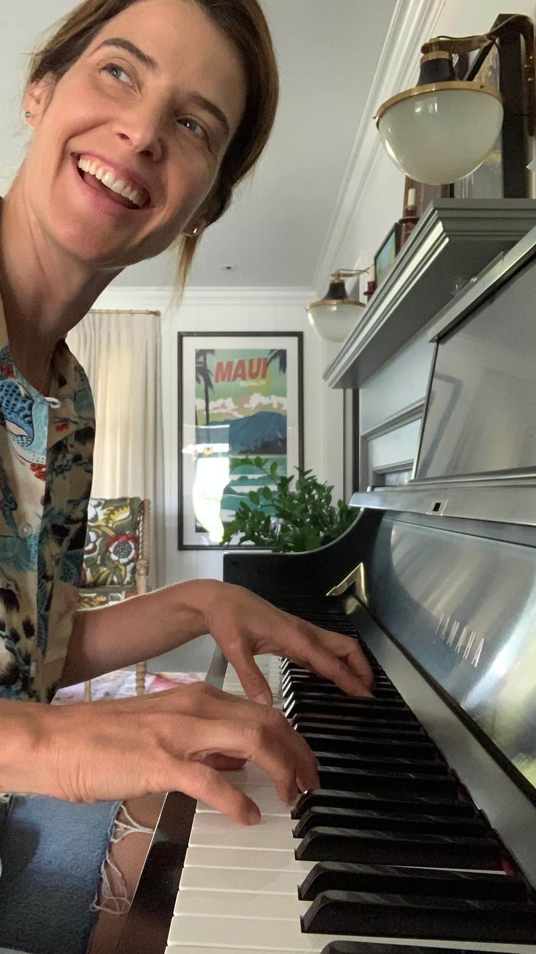 コビー・スマルダーズのインスタグラム：「Welp.  Here it is. I hope it takes your mind off some things. It certainly did for me!  A huge thank you to Craig Thomas and Carter Bays for the new lyrics.  And to Brian Kim, who helped compose many of our songs. He wrote this new piano version and then rewrote it when it was too challenging for me.  It was a wonderful journey down memory lane.  If you are able and willing please donate to the following charities. There are links in my Stories.  @savethechildren  @canadahelps  @dailybreadTO  Thank you to @20thcenfoxtv  #himym  #robinsparkles  #letsallstayathome」