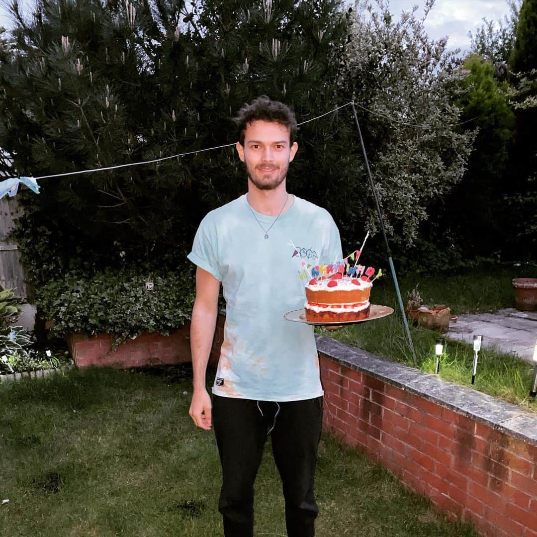 サム・ウォーカーのインスタグラム：「Thank you for all the birthday messages! I’ve had a great day at home eating a lot of cake 😳😅」