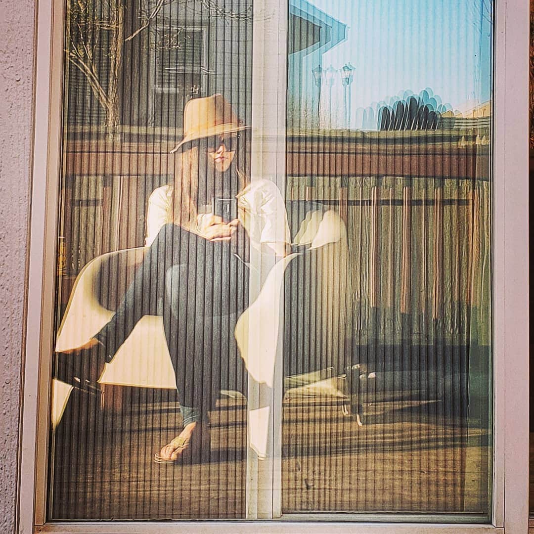 ペイジー・クラッセンのインスタグラム：「Realized I don't need to go anywhere special to wear my fancy hat, the back porch will do just fine. Our garden is poppin' right now, and it's really the perfect place to be.」