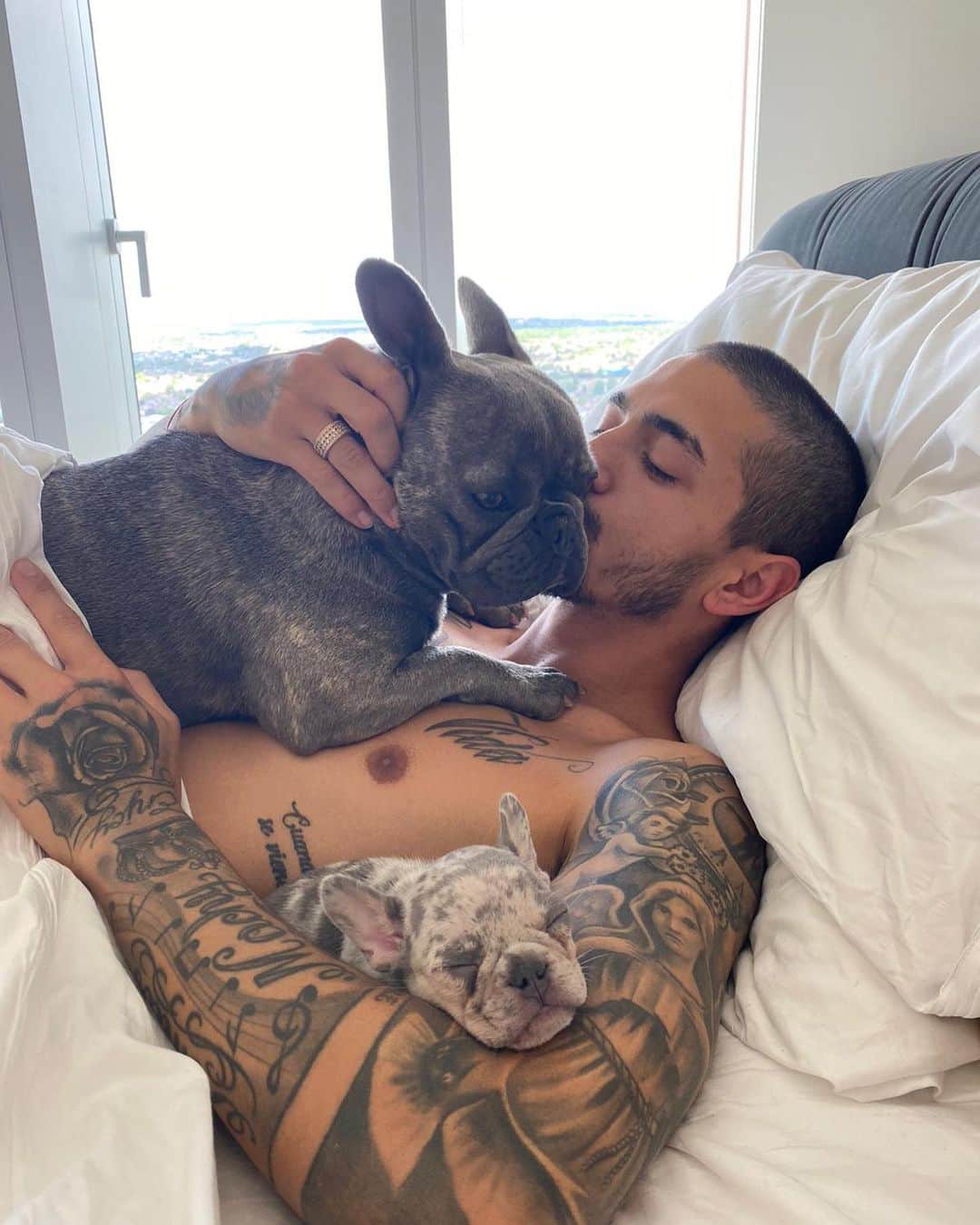 マヌエル・ランシニのインスタグラム：「Con mis nenas 🐶 🐶😍」