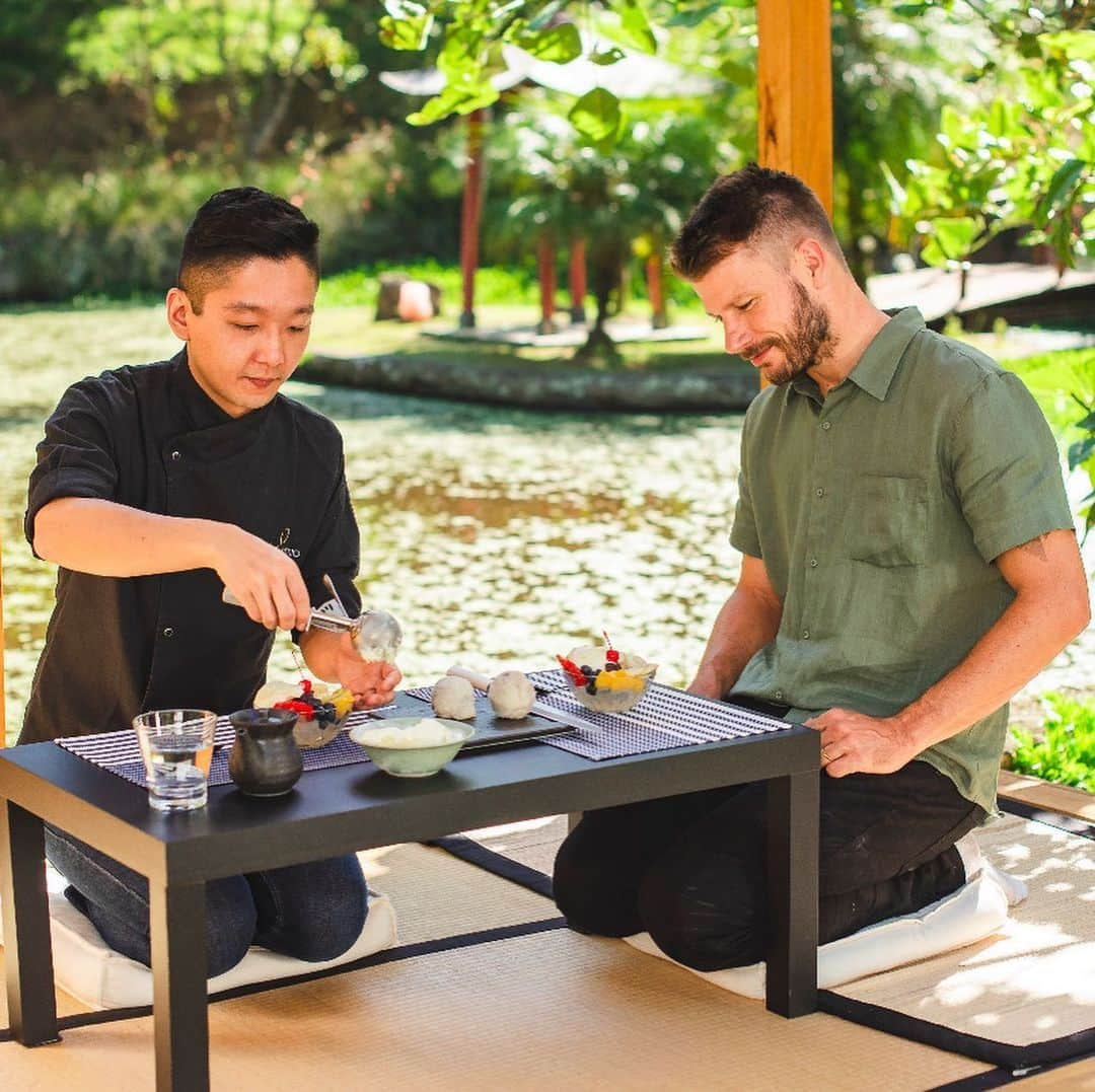 Rodrigo Hilbertさんのインスタグラム写真 - (Rodrigo HilbertInstagram)「HOJE o #temperodefamiliaajaponesa está doce que só. O chef @cesaryukio da uma aula de confeitaria tradicional japonesa e a especialista Erika Kobayashi nos ensina a arte e os ritos da cerimônia do chá 🍵 às 21:30 no @gnt」5月8日 5時50分 - rodrigohilbert