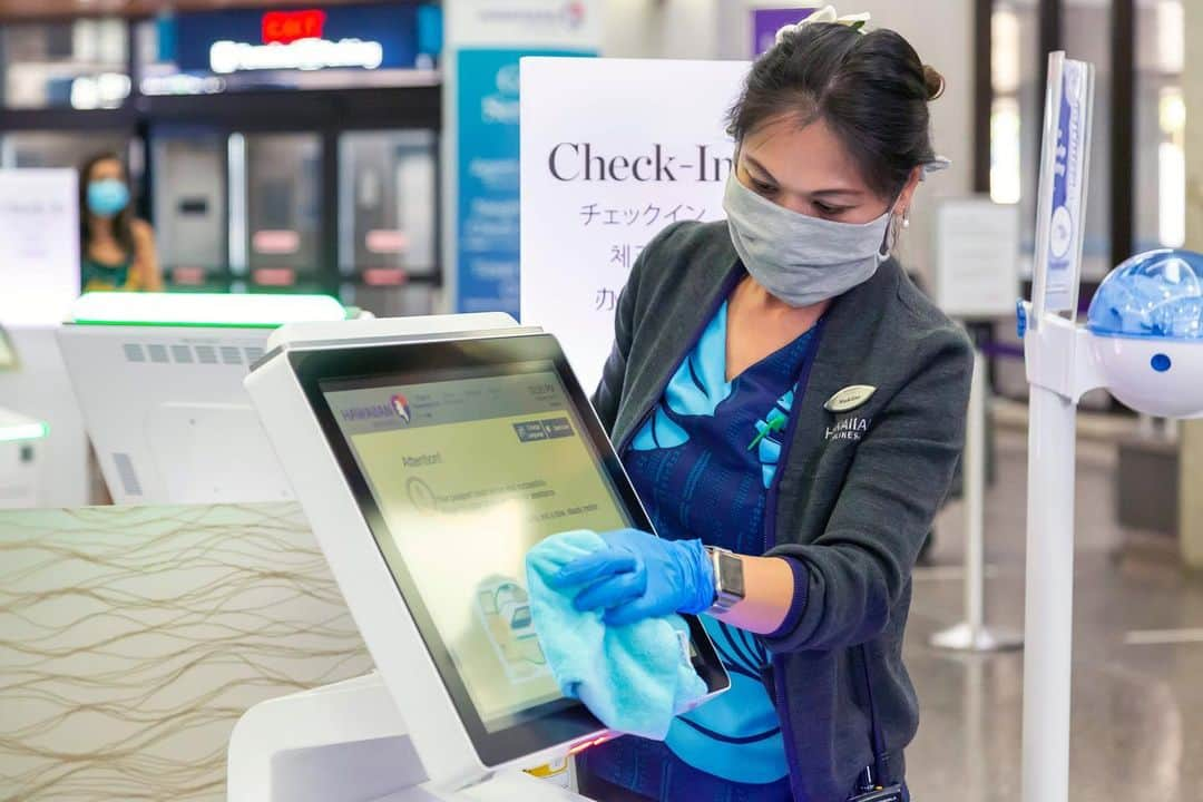 ハワイアン航空さんのインスタグラム写真 - (ハワイアン航空Instagram)「We are deeply committed to the health and safety of our employees and guests. To that end, we have made changes to promote a safe travel experience and limit person-to-person contact. While the experience may be a little different, our authentic Hawaiian hospitality remains unchanged.⠀ ⠀ For full details on what we're doing at the airport and on board our aircraft, as well as changes we've made to our in-flight service, click the link in our bio.」5月8日 5時59分 - hawaiianairlines