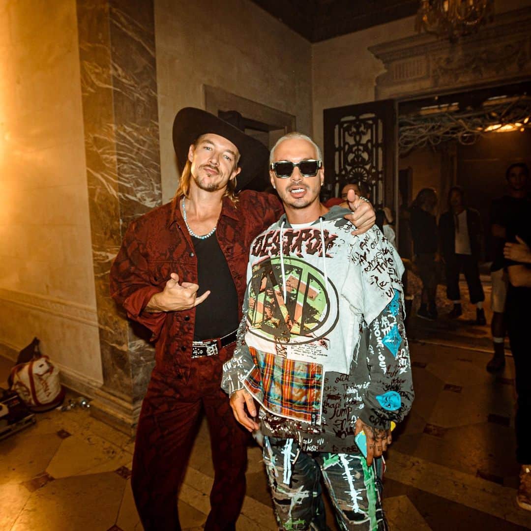 メジャー・レーザーのインスタグラム：「feliz cumpleaños parce @jbalvin que la pases una chimba」