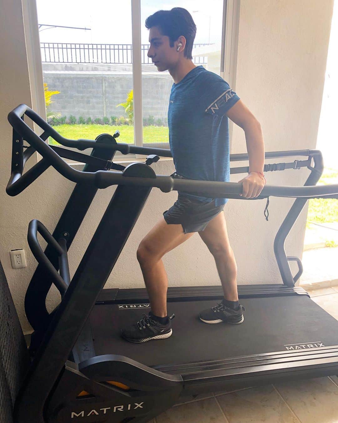 Donovan Carrillo Suazoのインスタグラム：「Hoy realicé mi entrenamiento de cardio haciendo Sprints de 30 segundos con intervalos de alta intensidad en mi S DRIVE MATRIX.  @matrixfitnessmx  #EnCasaConMatrix」