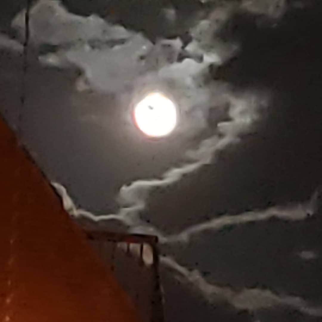 平井富子さんのインスタグラム写真 - (平井富子Instagram)「満月～！ 店前で、ふと空を見上げたら、雲間から美しい満月が、、感動～！」5月8日 6時15分 - enchantewithd