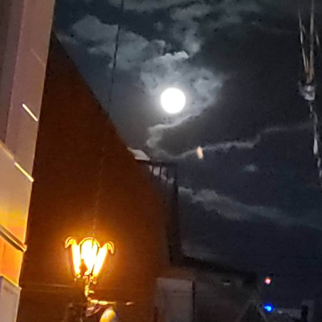 平井富子さんのインスタグラム写真 - (平井富子Instagram)「満月～！ 店前で、ふと空を見上げたら、雲間から美しい満月が、、感動～！」5月8日 6時15分 - enchantewithd
