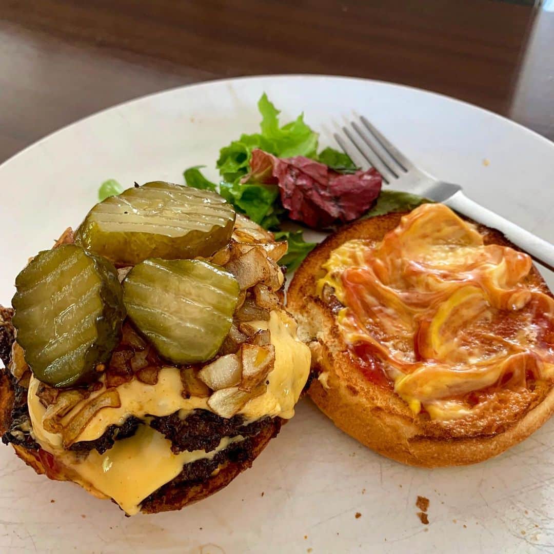 エド・ウィークスのインスタグラム：「Thanks @gennefer for the smash burger recipe which I doubled because of, you know, things not mattering any more. (I know she’ll be angry at the addition of ketchup 😬)」
