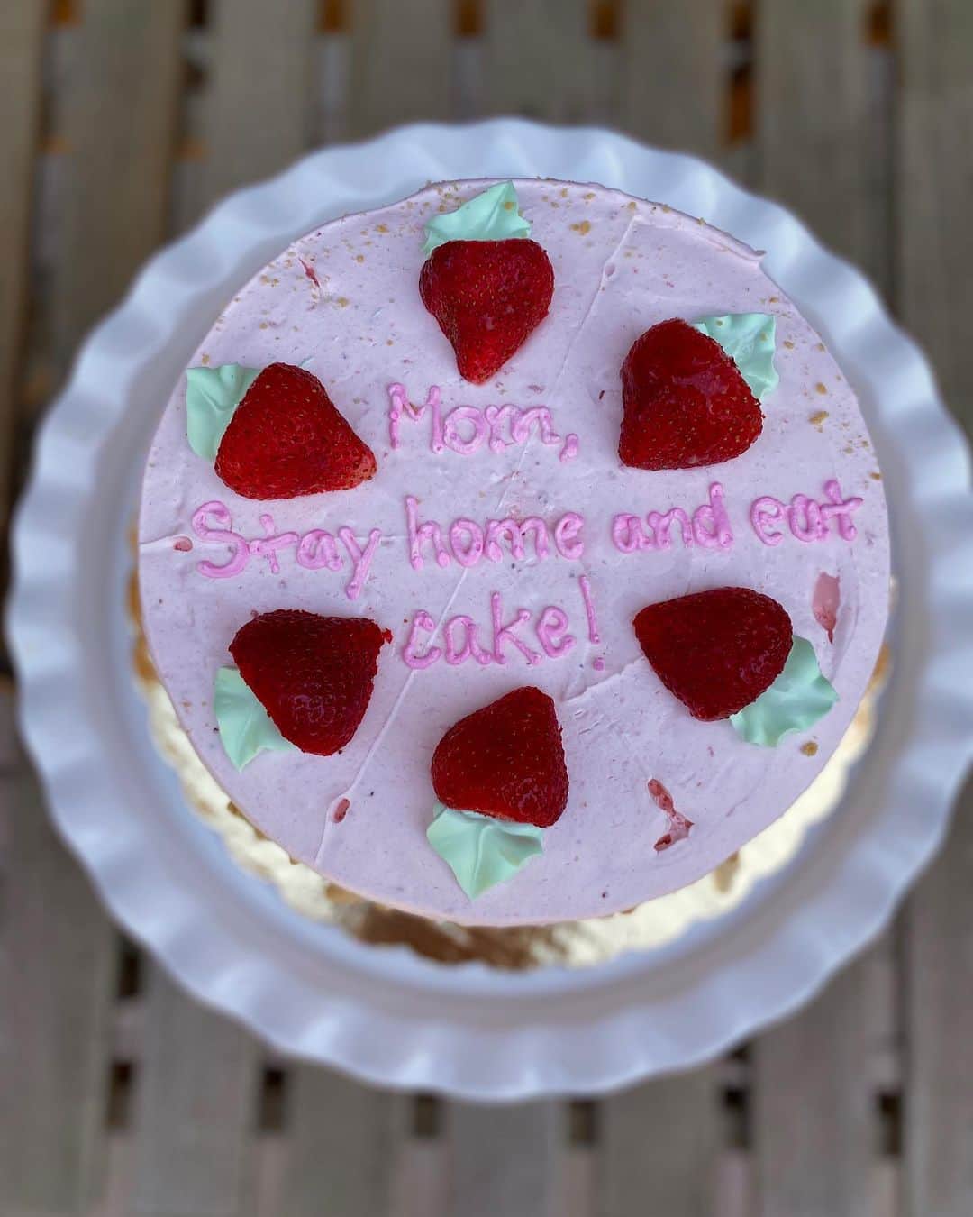 コールド・ストーン・クリーマリーのインスタグラム：「Mom, you take the cake 🎂 Don't forget to get your Mother's Day Cake! Check with your local Cold Stone Creamery for ready for pick up options! 💕🎂💐」