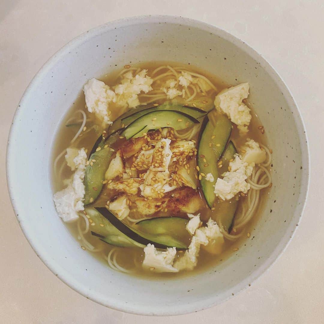 のインスタグラム：「お味噌汁バトンを頂きました！  光栄なことに、ロサンゼルスと東京を行き来するビジネスウーマン&母である @yayoi_official から頂きました。 今回のお味噌汁バトンの発起人は、味噌作りを含む発酵食•ウェルネスビューティーを提唱している岸紅子さん @kishibeniko  さんです。  ステイホーム生活を始めて8週目。55日目たった今でも毎日1日3食料理をし、最近はレパートリーに困っていましたが #お味噌汁バトン　を機に今まで作ったことのない冷たいお味噌汁に挑戦してみました。  今日のロサンゼルスは気温24度。こんな日はそうめんが一番！と思ったので出汁を効かせたお味噌汁を冷やしてそうめんと一緒に。  大鮃が少しだけ冷蔵庫にあったので、生姜がきいた醤油麹でマリネして焼き、炒りごま、きゅうり、木綿豆腐を加えてみました！  そしてお味噌汁バトンは、以前手作りお味噌を頂いたハワイ•マウイ島に住む　@mauimarioceanjewelry に託したいと思います！❤️🙏🏼❤️🙏🏼❤️🙏🏼」