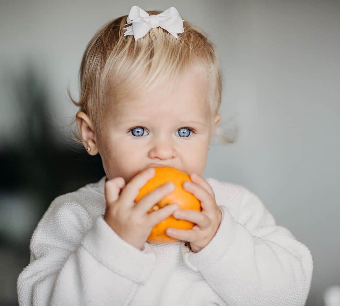 ナタリア・ベッカーのインスタグラム：「É #tbt, mas tem tudo a ver com o assunto da live de hoje. 🍊 Amo essa foto @alepinh0 ❤️」